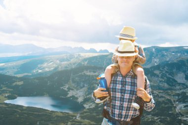 Baba ve oğul Rila mountains, Bulgaristan hiking.