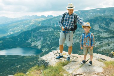 Baba ve oğul Rila mountains, Bulgaristan hiking.