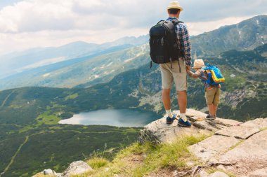 Baba ve oğul Rila mountains, Bulgaristan hiking. Arkadan Görünüm