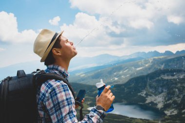 Genç bir gezgin, Rila Dağları su içer. Bulgaristan'da seyahat