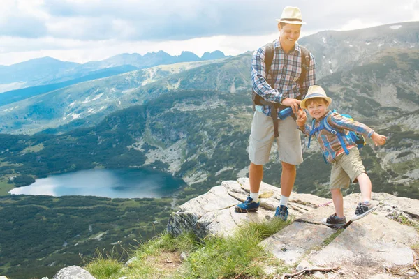 Caminhadas Pai Filho Nas Montanhas Rila Bulgária — Fotografia de Stock