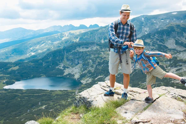 Padre Hijo Senderismo Las Montañas Rila Bulgaria —  Fotos de Stock