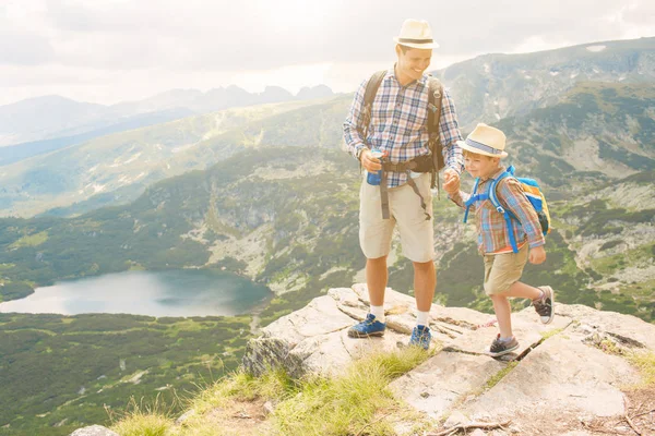 Vader Zoon Wandelen Rilagebergte Bulgarije — Stockfoto