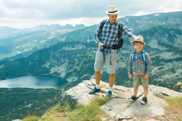 Baba ve oğul Rila mountains, Bulgaristan hiking.