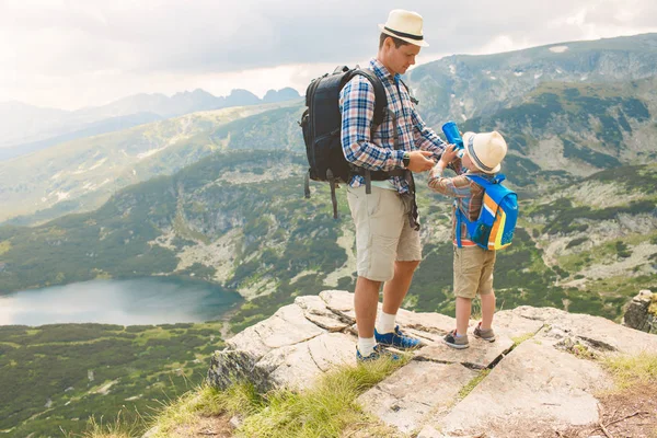 Caminhadas Pai Filho Nas Montanhas Rila Bulgária Pai Dando Água — Fotografia de Stock