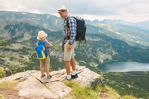 Baba Oğul Rila Mountains Bulgaristan Hiking Baba Oğluna Vererek — Stok fotoğraf