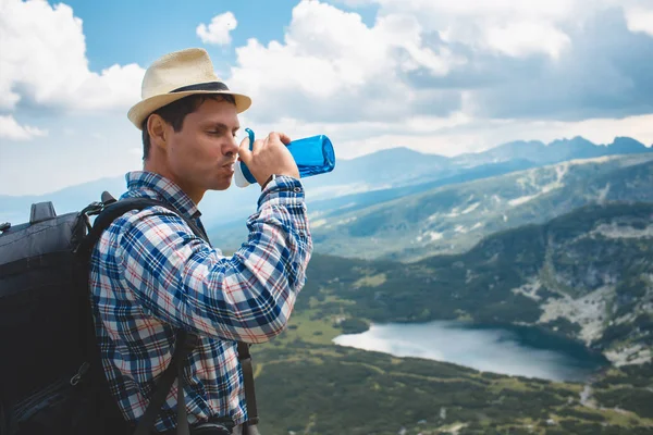 Een Jonge Reiziger Drinkt Water Het Rila Gebergte Reizen Bulgarije — Stockfoto