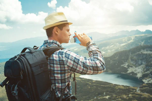 Een Jonge Reiziger Drinkt Water Het Rila Gebergte Reizen Bulgarije — Stockfoto