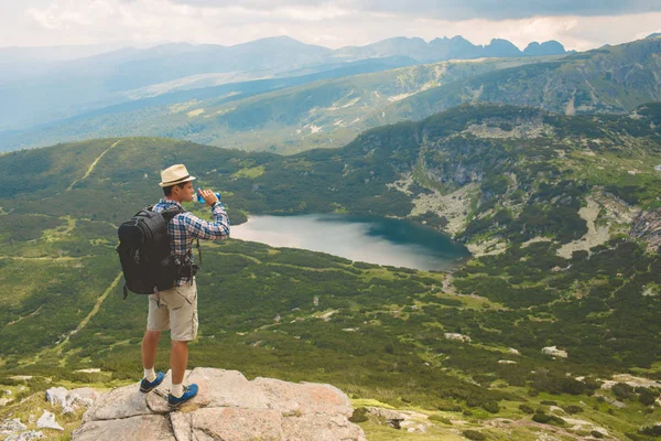 Een Jonge Reiziger Drinkt Water Het Rila Gebergte Reizen Bulgarije — Stockfoto