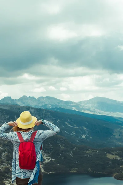 Jeune Femme Randonnée Dans Les Montagnes Rila Bulgarie Femme Tient — Photo