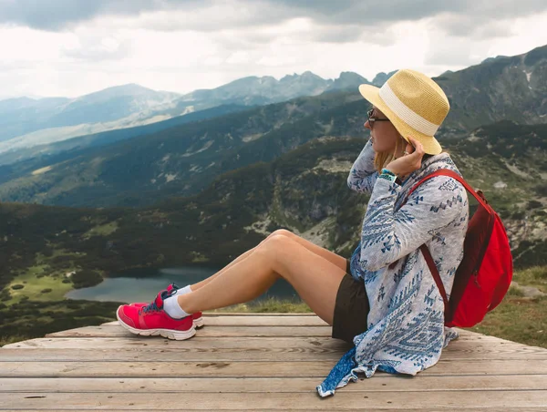 Rila Mountains Bulgaristan Hiking Pembe Sırt Çantası Olan Kadın Kadın — Stok fotoğraf