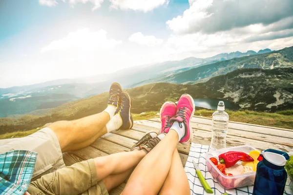 Benen Van Reiziger Familie Zittend Een Houten Platform Hoog Bergen — Stockfoto