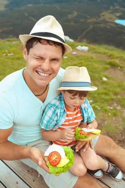 Vader Zoon Eten Gezonde Broodjes Een Picknick Bergen Meren Van — Stockfoto