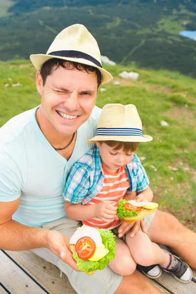 Ojciec Syn Jeść Zdrowe Kanapki Pikniku Górach Jezior Riła Bułgarii — Zdjęcie stockowe