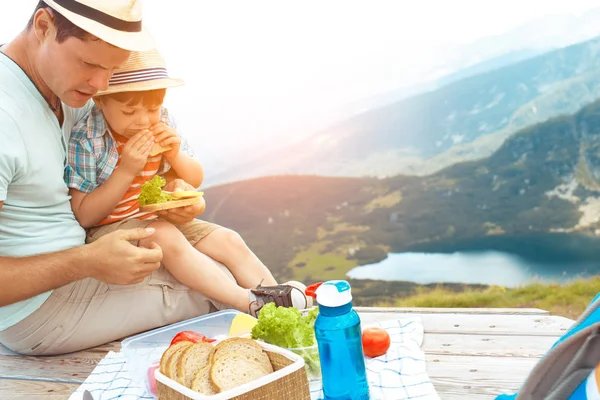 Padre Hijo Comen Sándwiches Saludables Picnic Las Montañas Lagos Rila — Foto de Stock