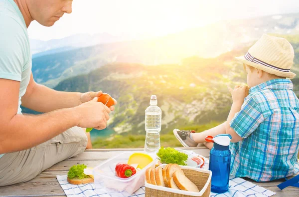 Padre Hijo Comen Sándwiches Saludables Picnic Las Montañas Lagos Rila — Foto de Stock