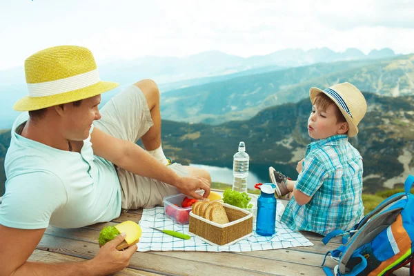 Padre Hijo Comen Sándwiches Saludables Picnic Las Montañas Lagos Rila — Foto de Stock