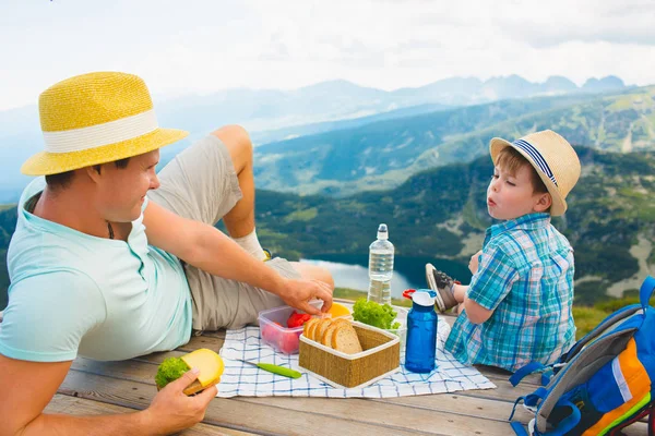 Baba Oğul Piknik Dağlarda Üzerinde Sağlıklı Sandviç Bulgaristan Daki Rila — Stok fotoğraf