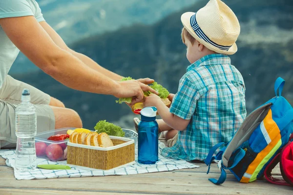 Baba Oğul Piknik Dağlarda Üzerinde Sağlıklı Sandviç Bulgaristan Daki Rila — Stok fotoğraf