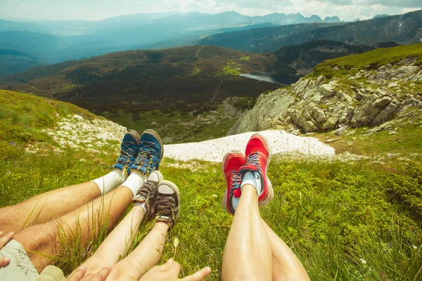 旅行家的腿坐在绿草高高的山上 自由概念 Rila 山在保加利亚 — 图库照片