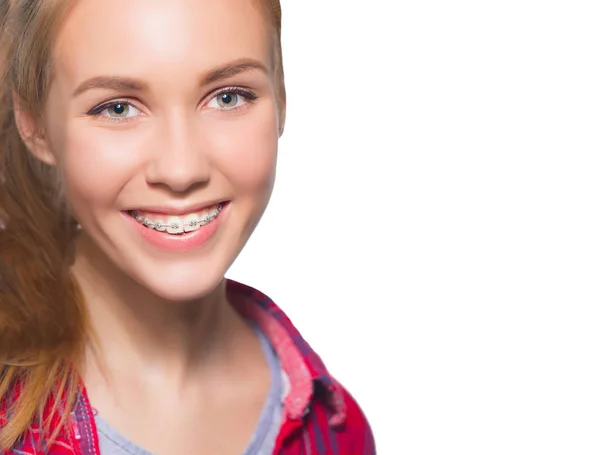 Piękne Młody Blondynka Dziewczyna Pokazując Jej Dentystyczne Aparat Izolowany Biały — Zdjęcie stockowe
