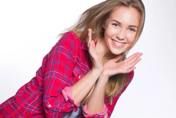 Mooi Jong Blondje Meisje Tonen Haar Gebit Beugel Geïsoleerd Wit — Stockfoto