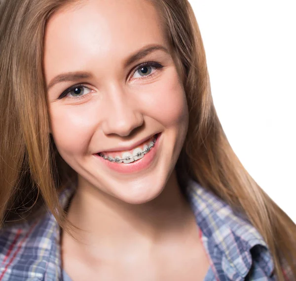 Menina Loirinha Bonita Mostrando Seus Aparelhos Dentários Isolados Branco — Fotografia de Stock