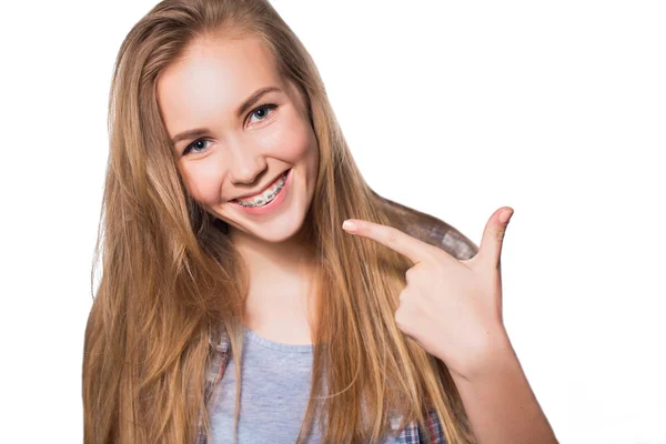 Mooi Jong Blondje Meisje Tonen Haar Gebit Beugel Geïsoleerd Wit — Stockfoto