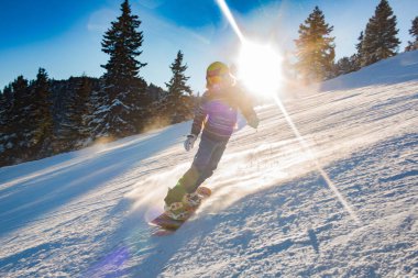Yokuş aşağı snowboarder