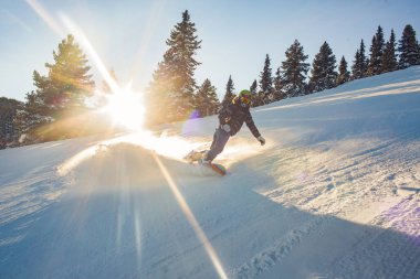 Yokuş aşağı snowboarder