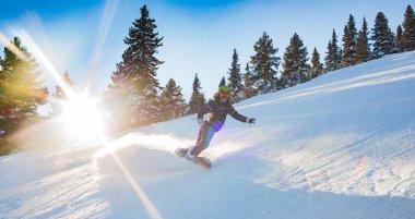 Yokuş aşağı snowboarder