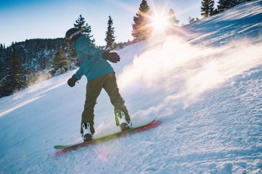 Yokuş aşağı snowboarder