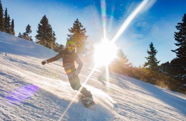 Yokuş aşağı snowboarder