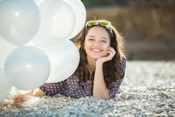 Plus-Size-Model posiert mit weißen Luftballons. — Stockfoto