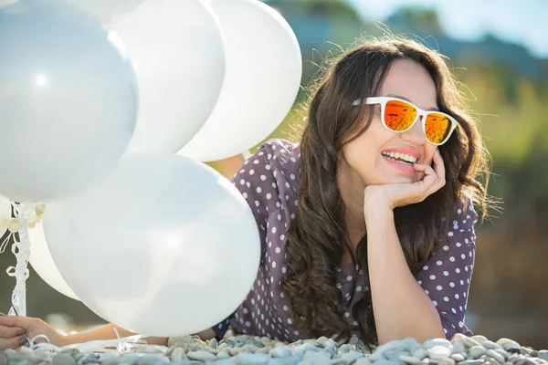 Plus-Size-Model posiert mit weißen Luftballons. — Stockfoto