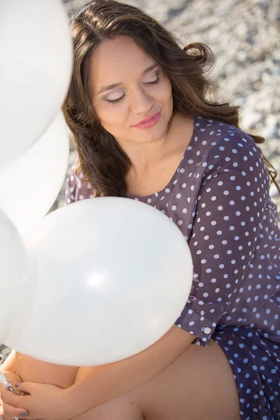 Plus storlek modell poserar med vita ballonger. — Stockfoto