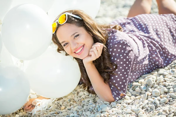 Modèle plus de taille posant avec des ballons blancs . — Photo