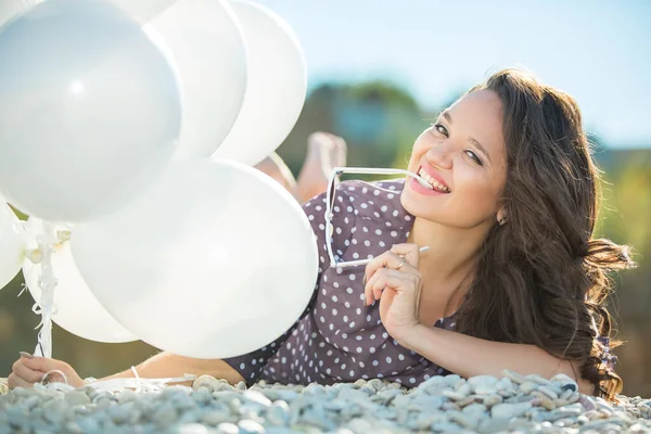Plus storlek modell poserar med vita ballonger. — Stockfoto