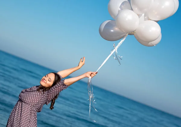 Modelo de talla grande posando con globos blancos . —  Fotos de Stock