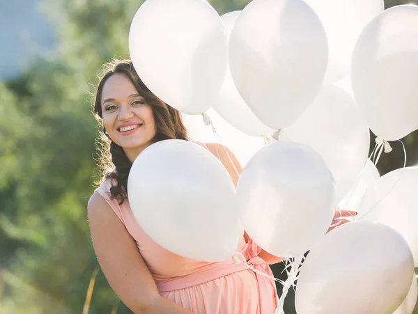 Modèle plus de taille posant avec des ballons blancs . — Photo