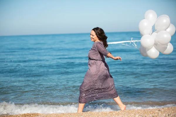 Plus size model posing with white balloons. — Stock Photo, Image