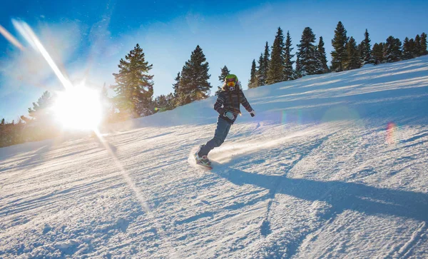 Zjazd snowboardzista — Zdjęcie stockowe