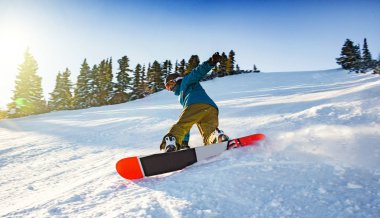 Yokuş aşağı snowboarder