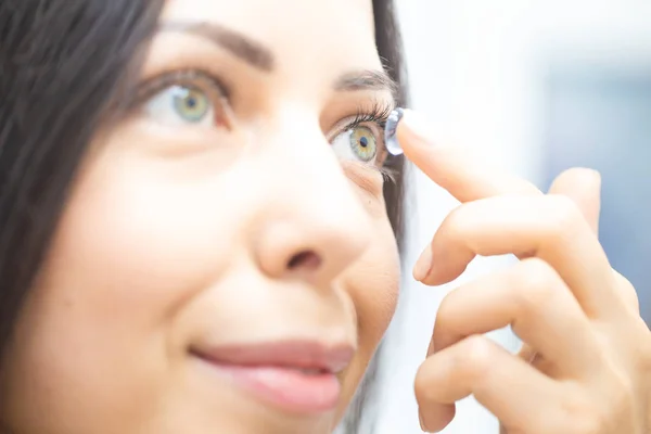 Menina coloca em lentes de contato — Fotografia de Stock