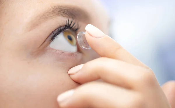 Menina coloca em lentes de contato — Fotografia de Stock