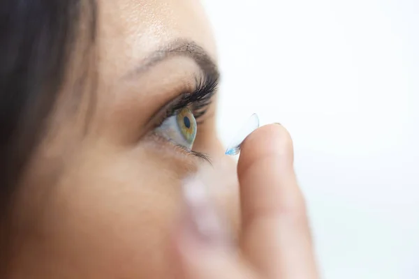 Young girl puts on contact lenses — 스톡 사진