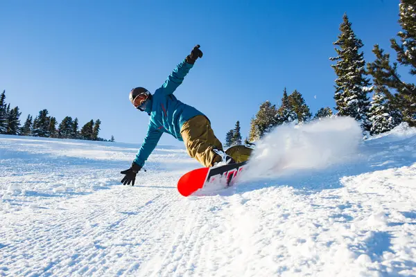 Yokuş aşağı snowboarder — Stok fotoğraf