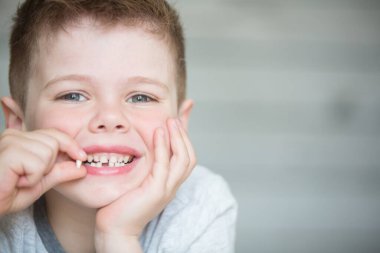 Dişi dökülen genç bir çocuk.