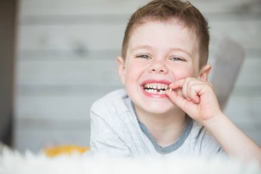 Dişi dökülen genç bir çocuk.