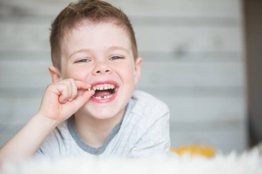 Dişi dökülen genç bir çocuk.